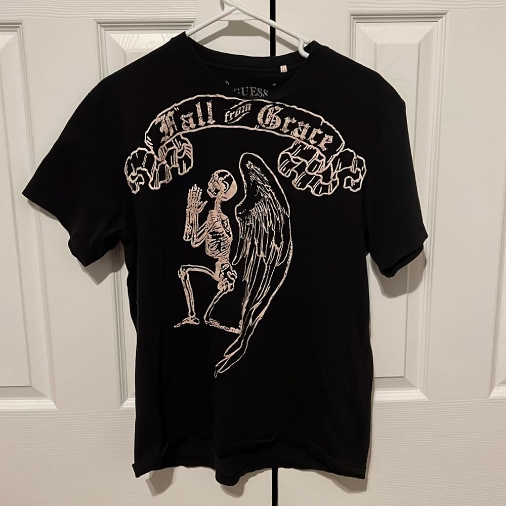 Guess “Fall From Grace” T-Shirt Size Largee
